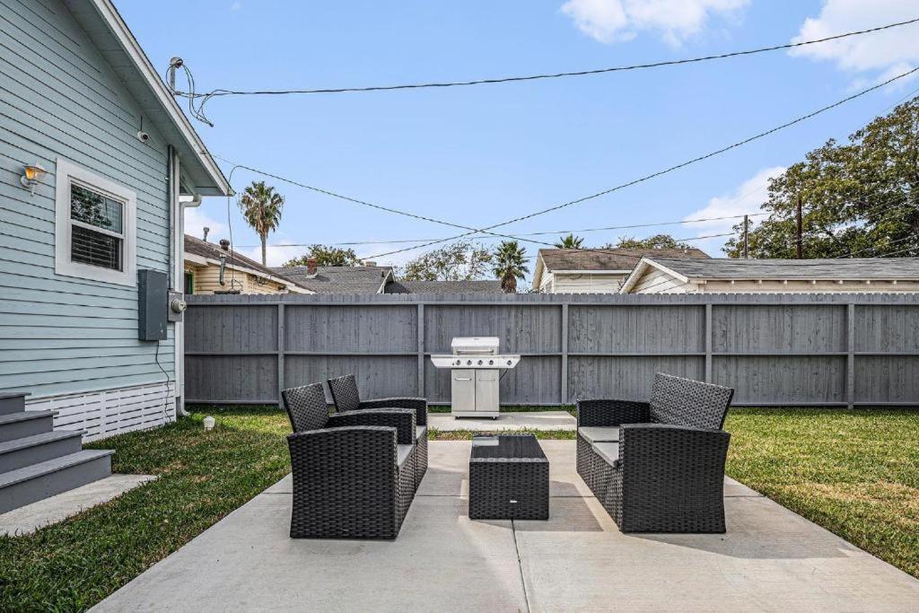 Luxury Designer Villa By The Beach Bright Beautiful Brand New Galveston Exteriör bild